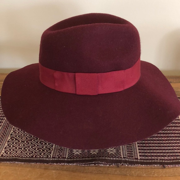 Express Accessories - Burgundy felt ribbon hat 🎩